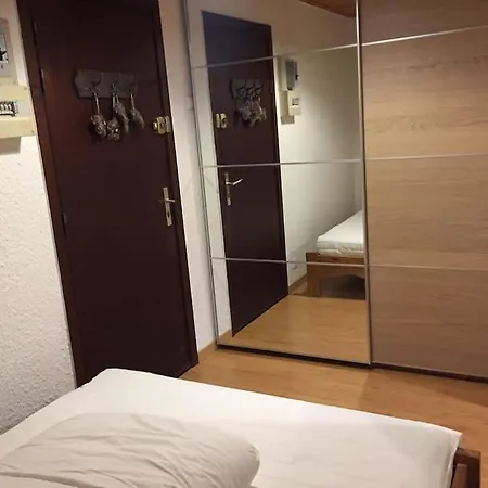 Grand Studio De 36m2 Avec Alcove, Situe Au Centre. *